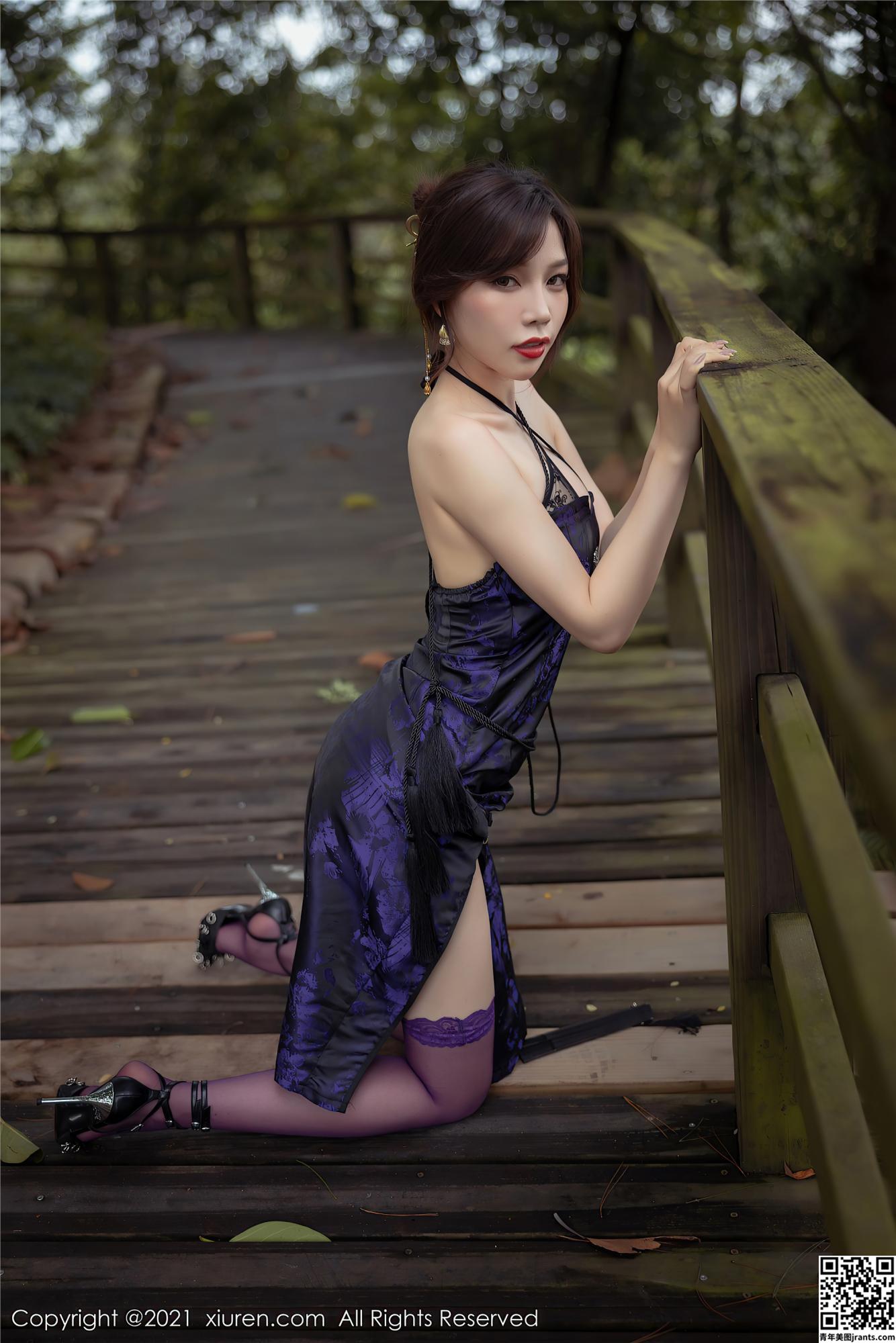 紫色旗袍配丝袜