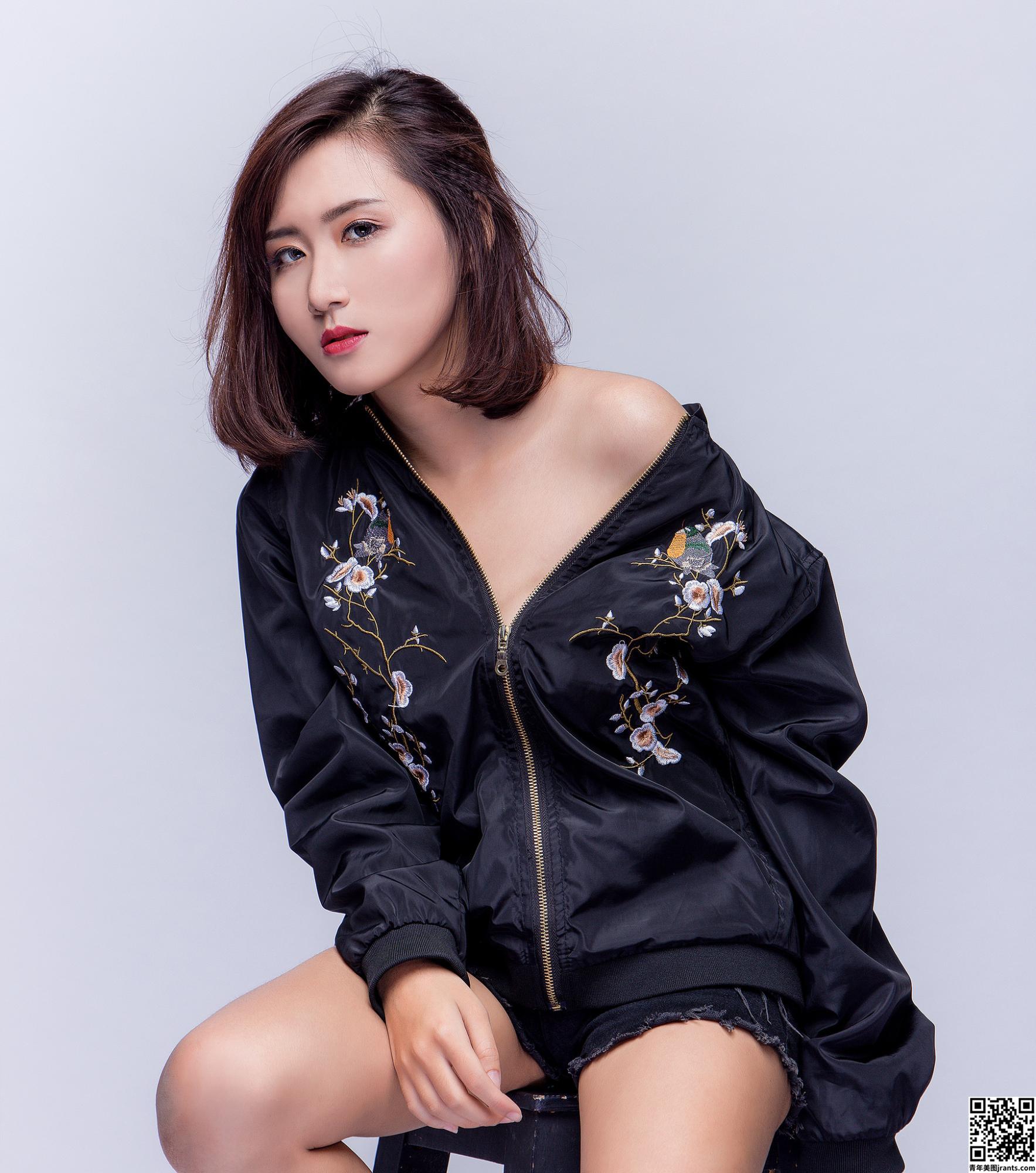 大胆的模特在Le Dinh Tin的照片中炫耀她的火辣身材-03 (74P)