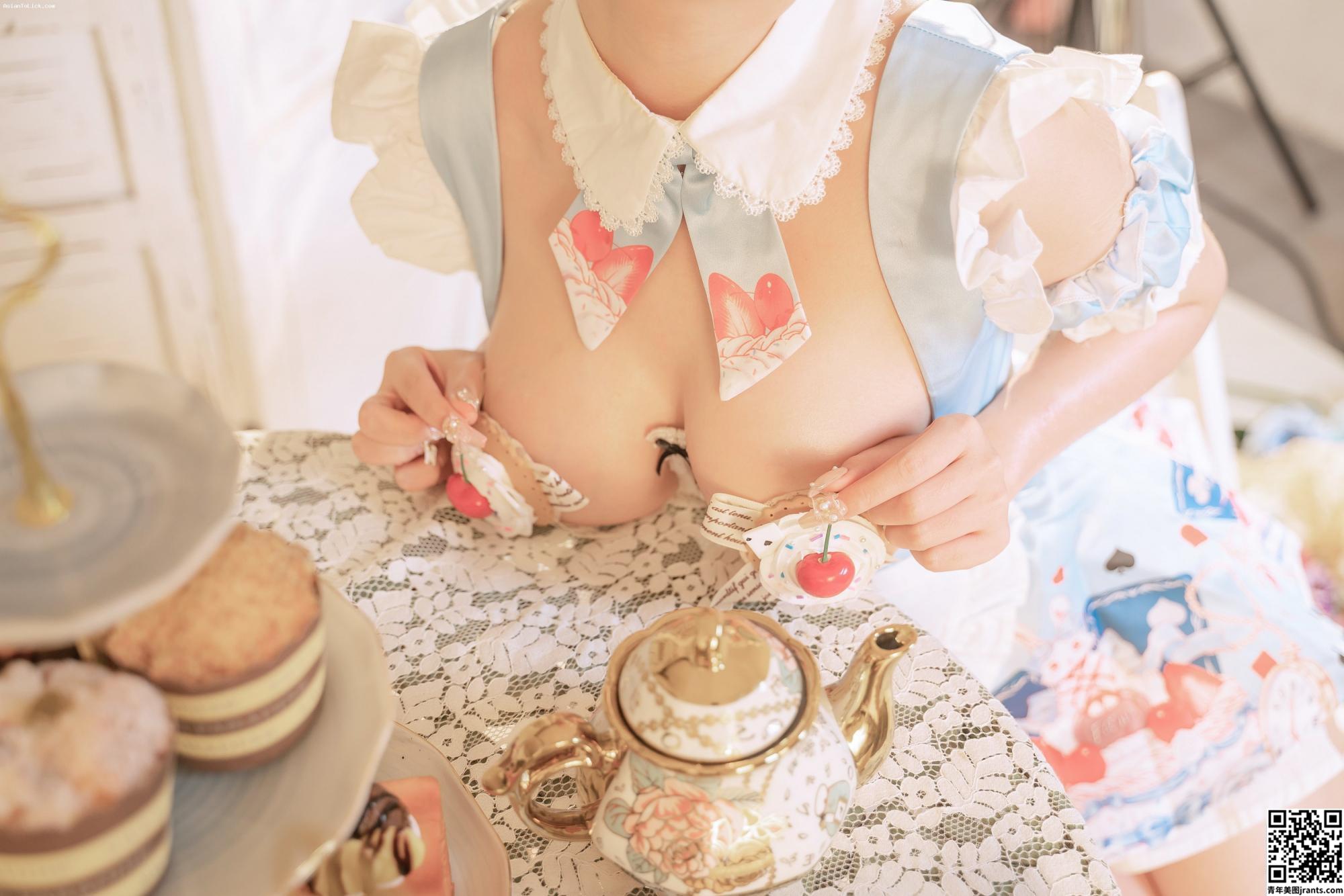 Nekoko Yoshi &#8211; Alice in Wonderland Nude Cos (30P)