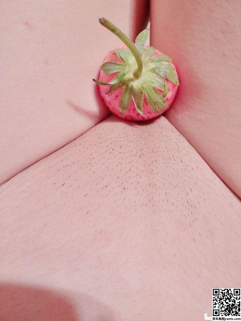 软萌萝莉小仙 下面吃草莓 &#8211; Strawberry in pussy (25P)