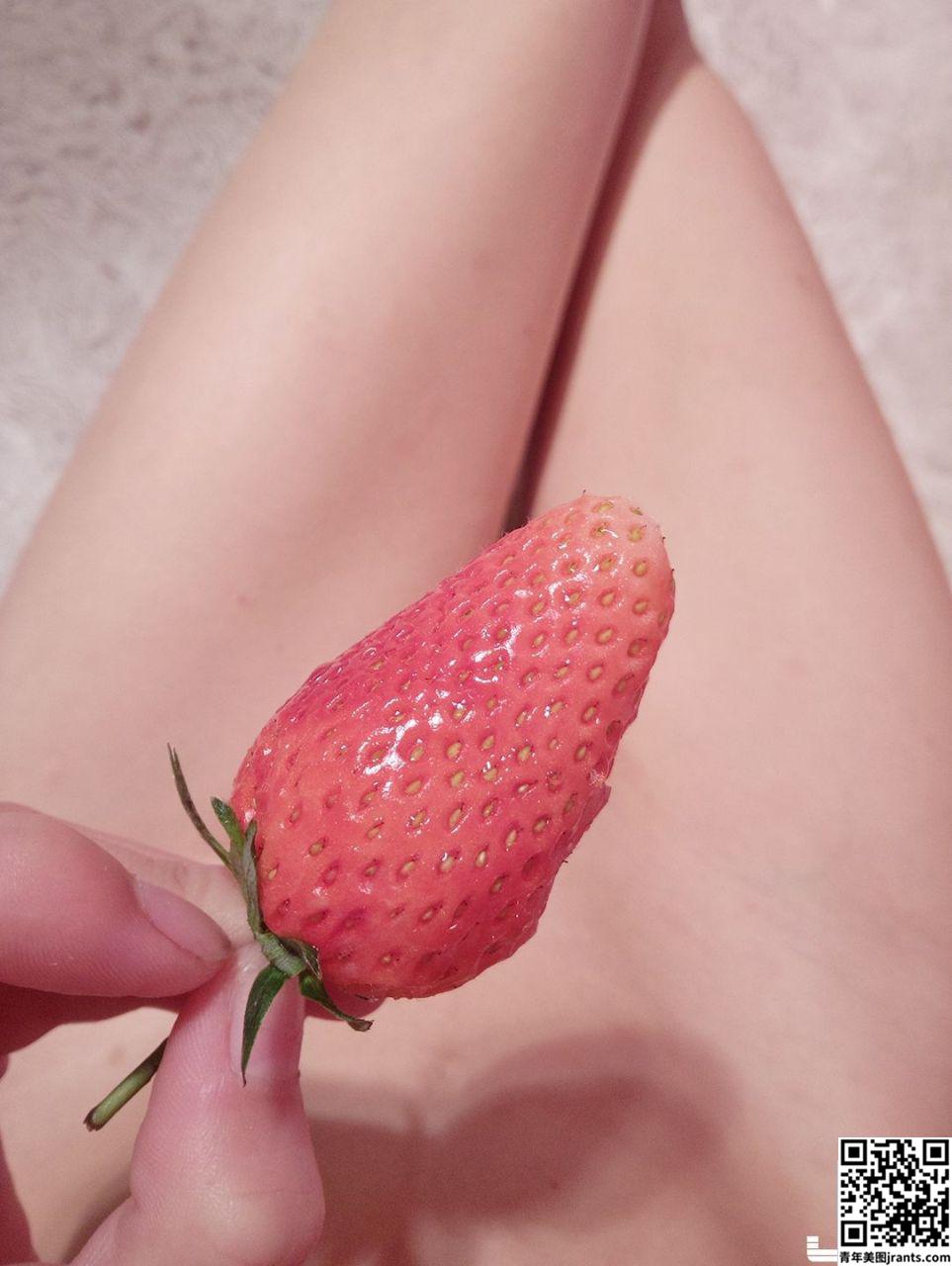 软萌萝莉小仙 下面吃草莓 &#8211; Strawberry in pussy (25P)