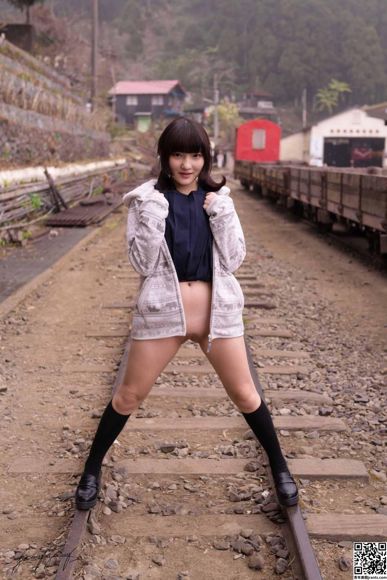 小丁Patron 茶园 High School Girl show her pussy in public (38P)