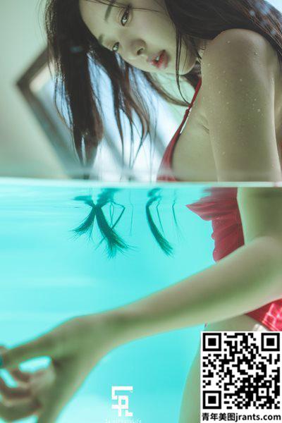 [Zenny]黑长直美女 泳池激晒比基尼美照 (28P)