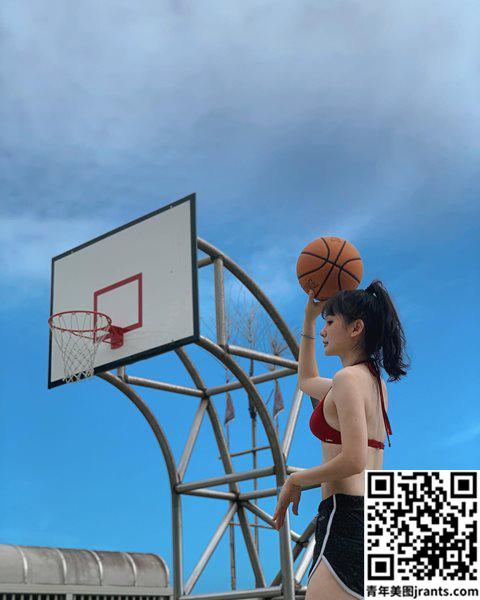 篮球少女「洗菜jumi」换上比基尼好惊艳，前凸後翘让人忍不住喊赞！