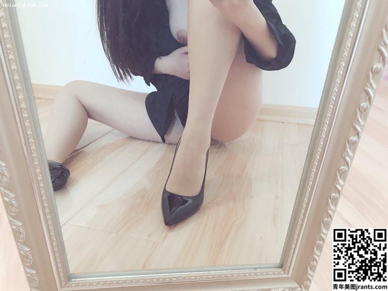 性感的中国女孩在镜子前自拍 (41P)