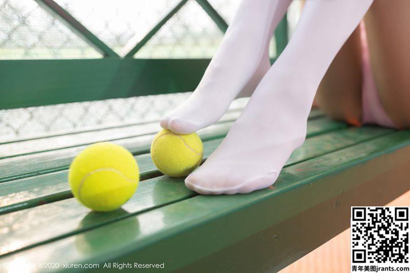 模特@唐安琪-网球少女系列，室外散亮的球场上，粉色清纯的运动装