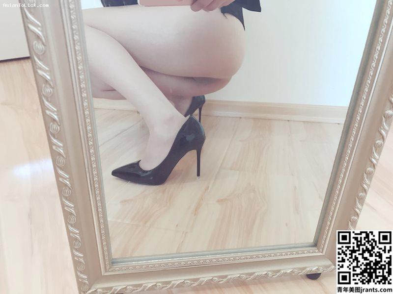 性感的中国女孩在镜子前自拍