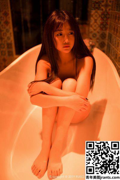 嫩模圆圆Daphne私房浴缸里全裸上身露豪乳遮点极致诱惑写真