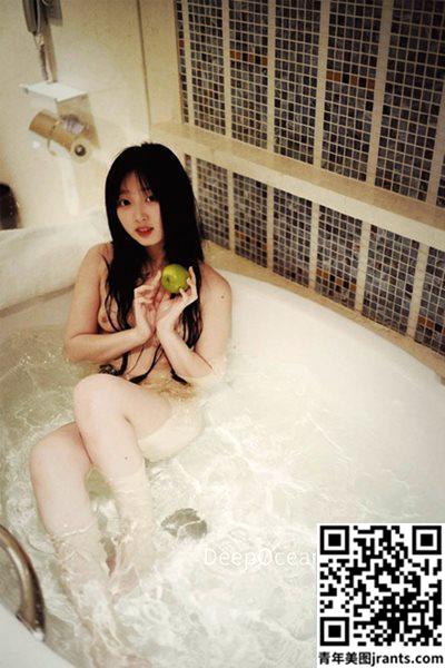 美女拍摄写真时在浴缸里面玩青苹果!