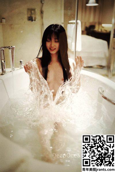 美女拍摄写真时在浴缸里面玩青苹果!