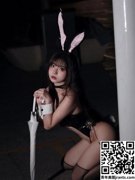 yuuhui玉汇 – 雨中透明兔女郎