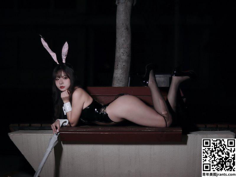 yuuhui玉汇 – 雨中透明兔女郎