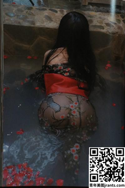 过期米线线喵《温泉美女2》黑色浴衣展示美人魅力
