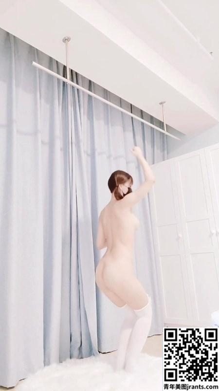 [白袜袜格罗丫] Loligirl naked body selfie
