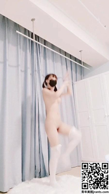 [白袜袜格罗丫] Loligirl naked body selfie