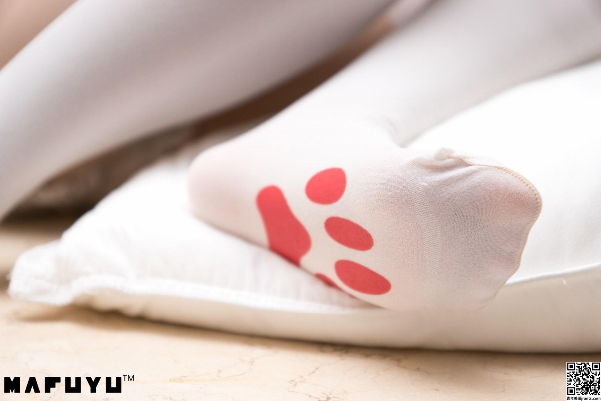 神楽坂真冬《白色猫掌袜》可爱姿势激起保护慾