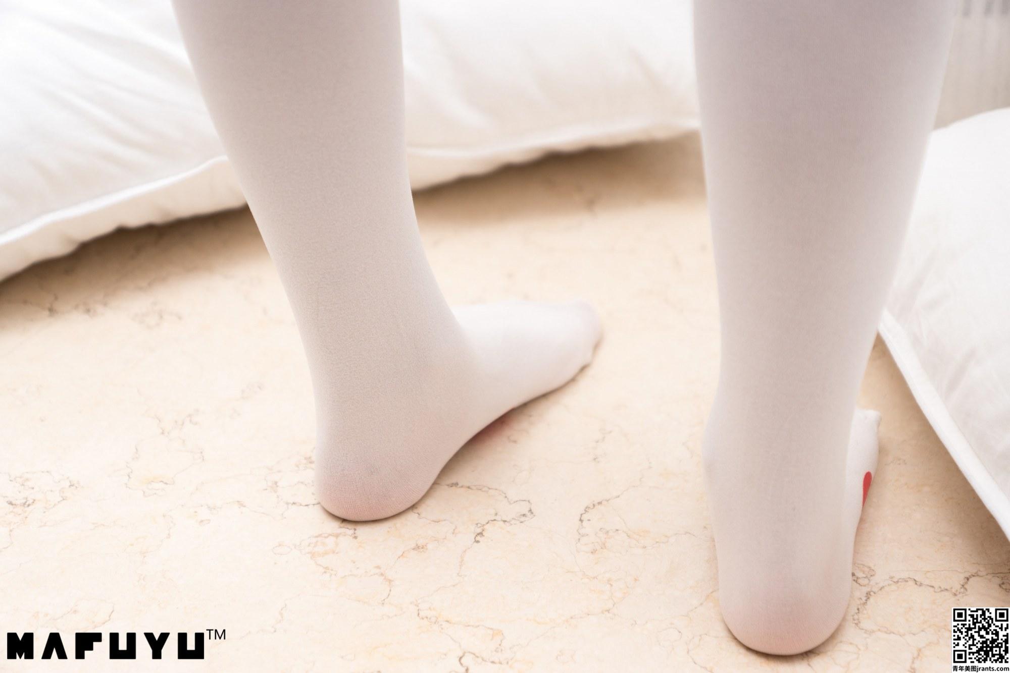 神楽坂真冬《白色猫掌袜》可爱姿势激起保护慾