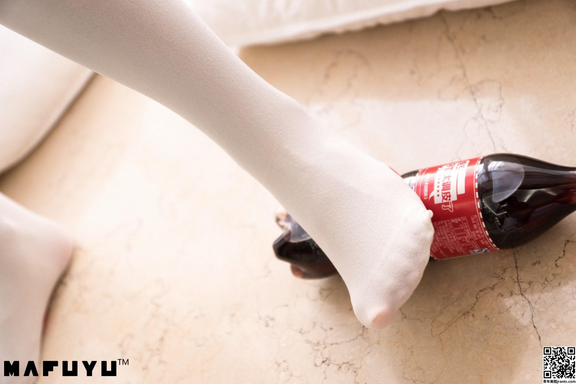 神楽坂真冬《白色猫掌袜2》玩弄可乐引人遐想