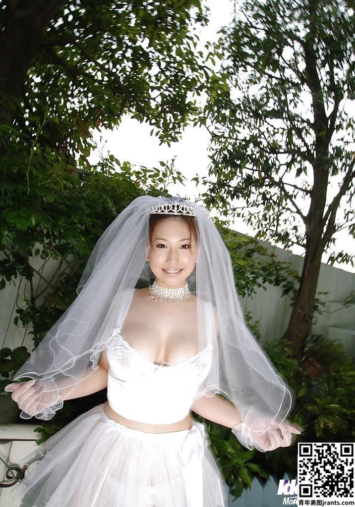 爆乳新婚人妻穿白纱露奶掰穴