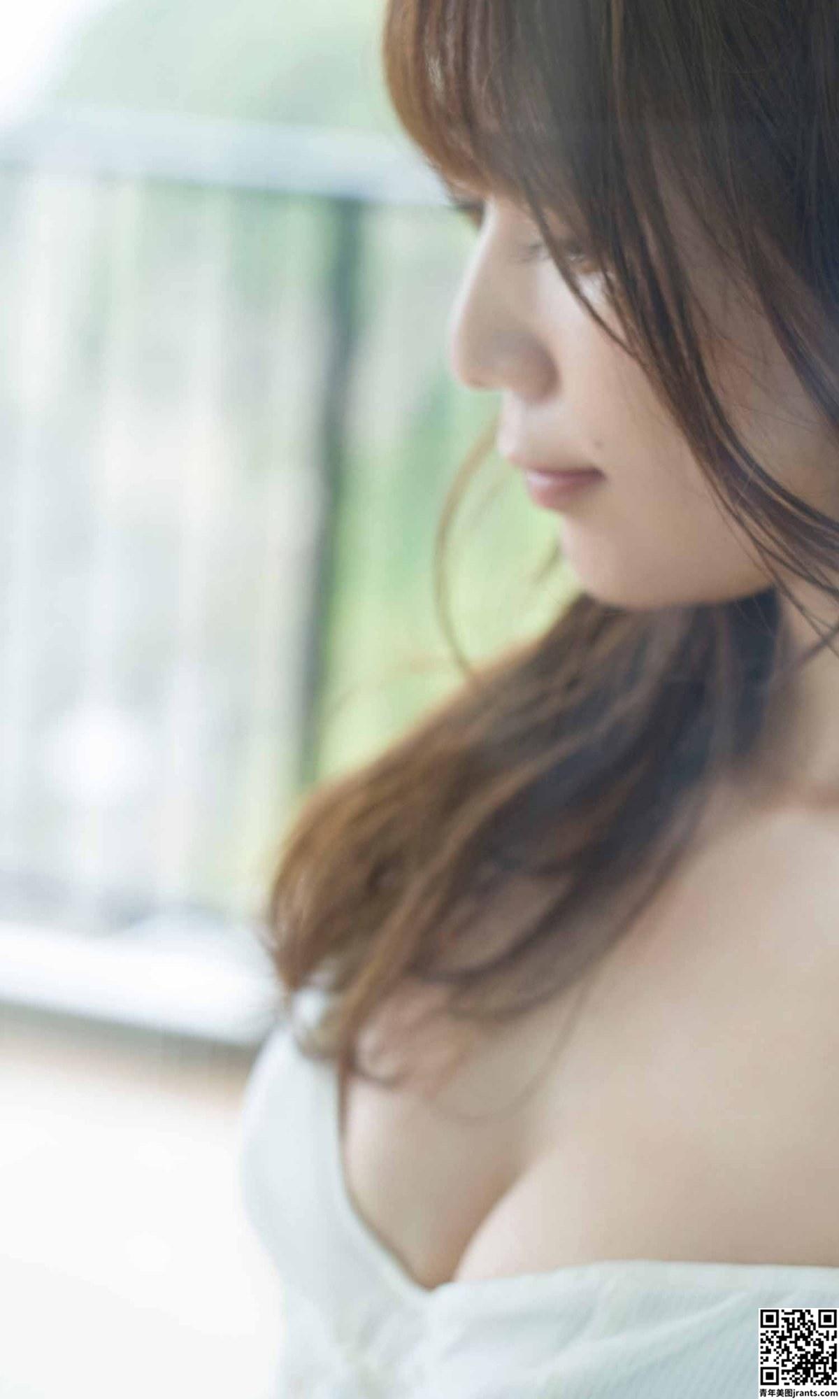 [坂林佳奈] 写真性感尤物 让人看了不专心