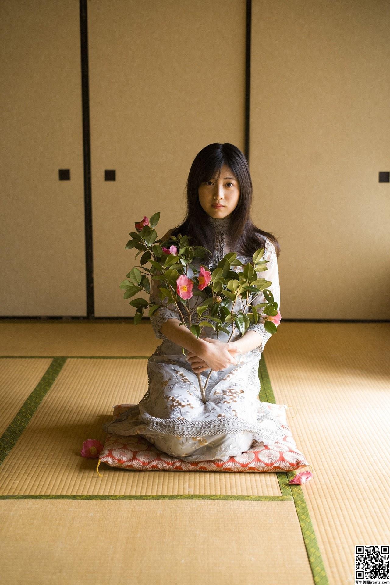 [吉田莉桜] 雪白长辈视觉飨宴&#8230;.穿这样好可口