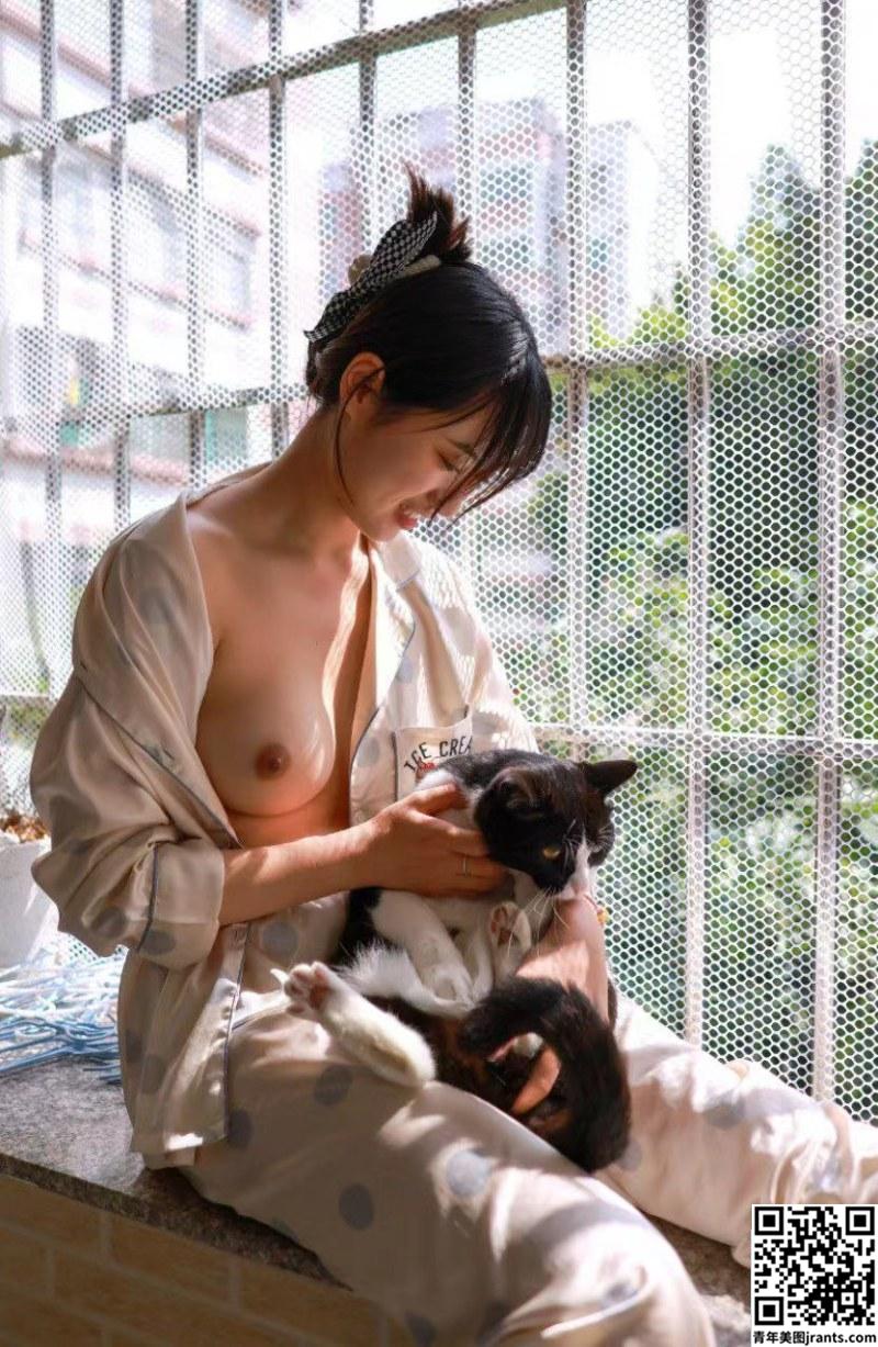 女大生在自宅露乳晒猫自拍！ (13P