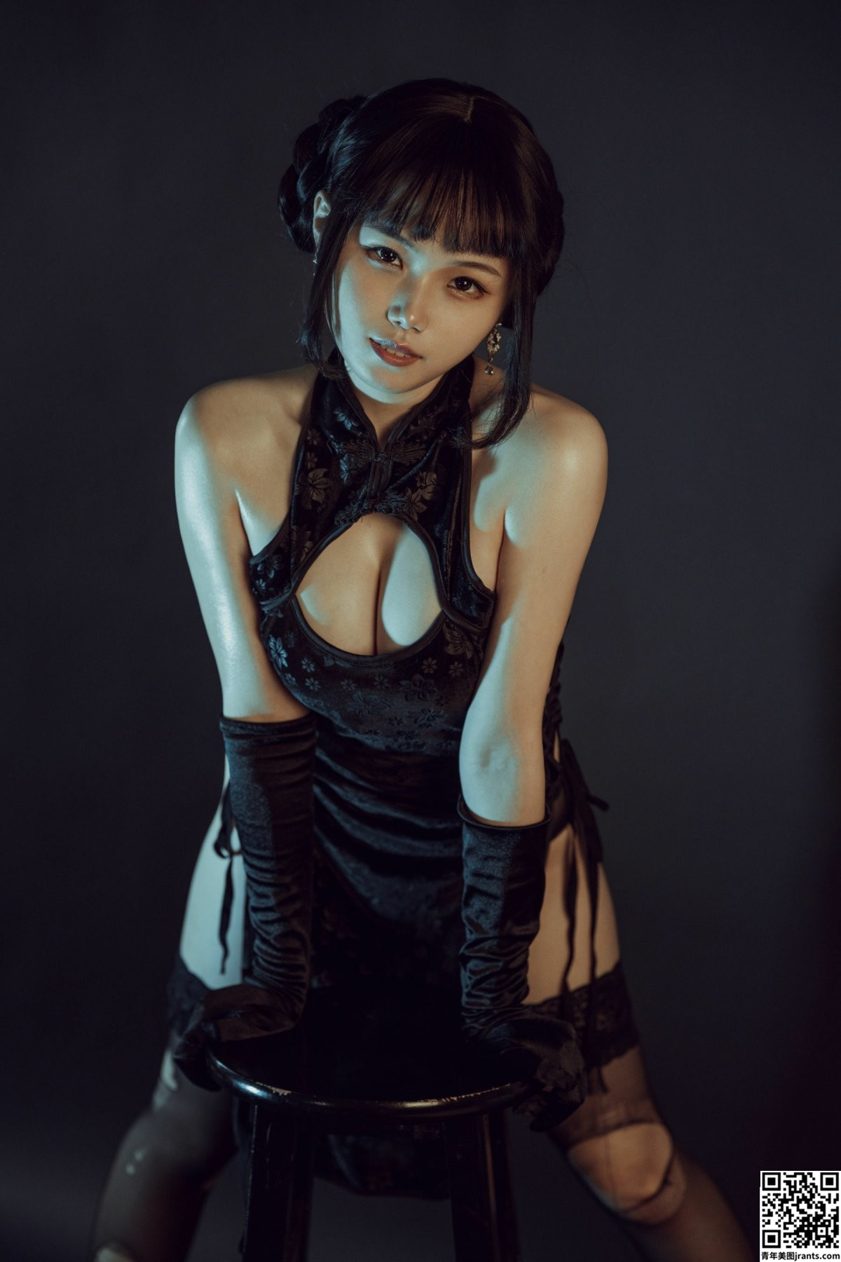 七月喵子 – 黑旗袍 (32P)