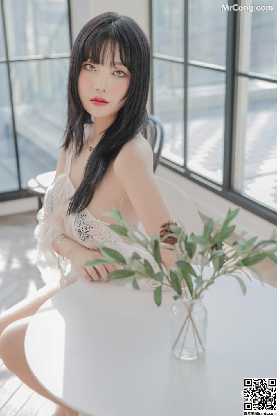 SAINT Photolife – Yuna – BLOOM VOL. 01 (52P)