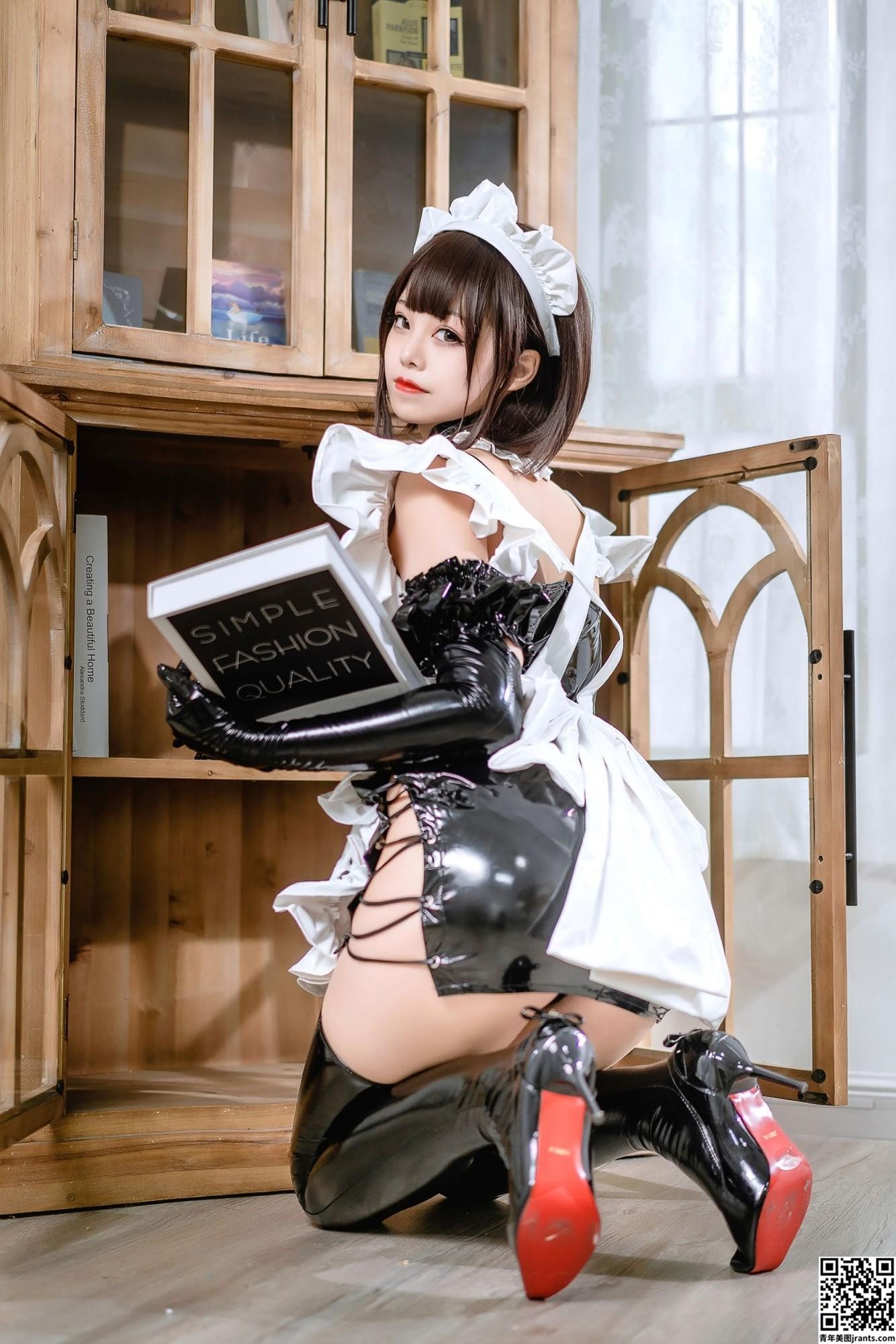 [Coser] 蜜汁猫裘 – 胶衣女仆 (47P)