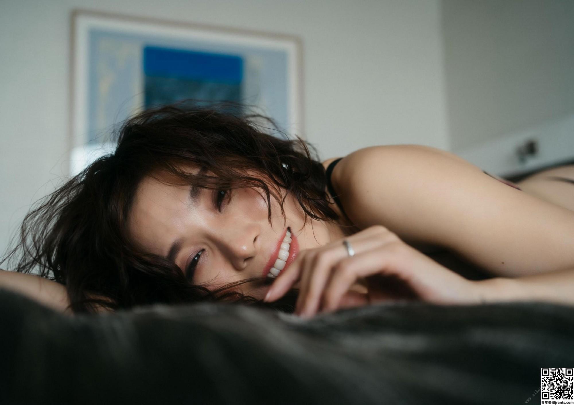 Eimi Hanamura 花村映実 – Woman living in a hotel ホテルに住むオンナ。 (99P)