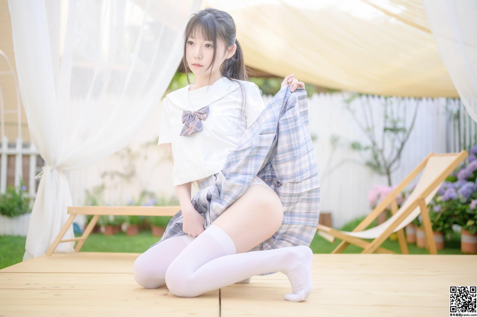 香草喵露露 – 阳光庭院制服 (44P)