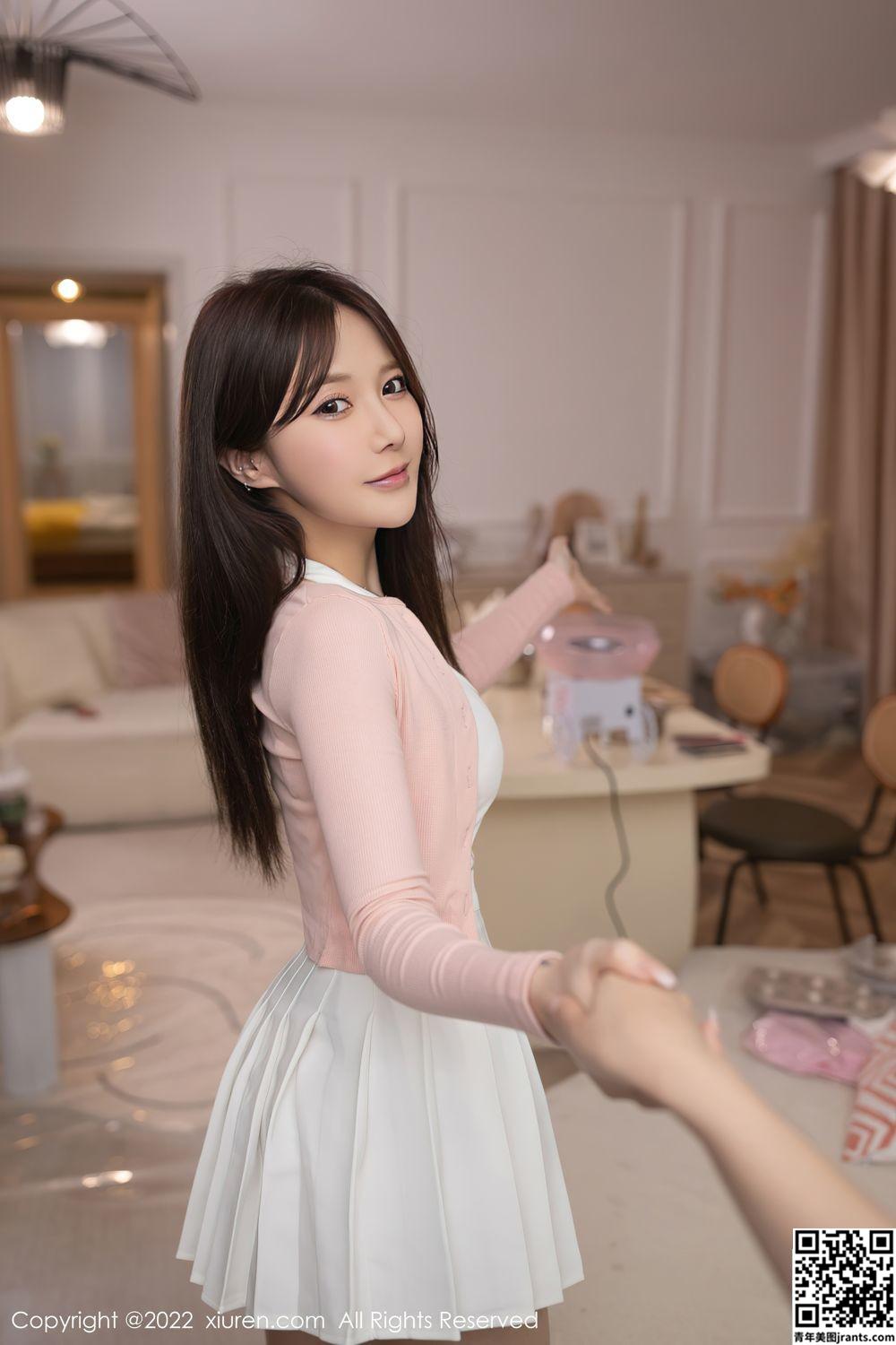 模特@鱼子酱Fish 性感粉色围裙，性感白色连衣短裙，拍摄主题厨娘角色扮演 (62P)